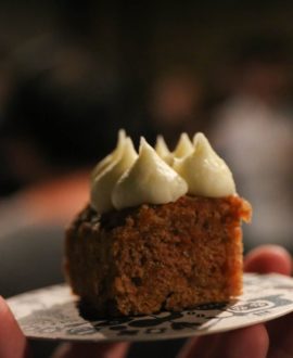 Speiced carrot cake with fristing